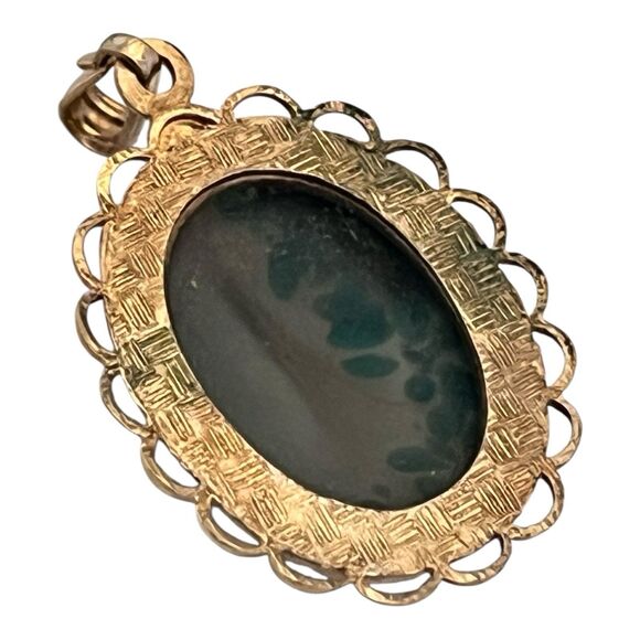 Vintage Gold Tone Pendant Green Glass Filigree Setting Mid Century  7S - Picture 5 of 7